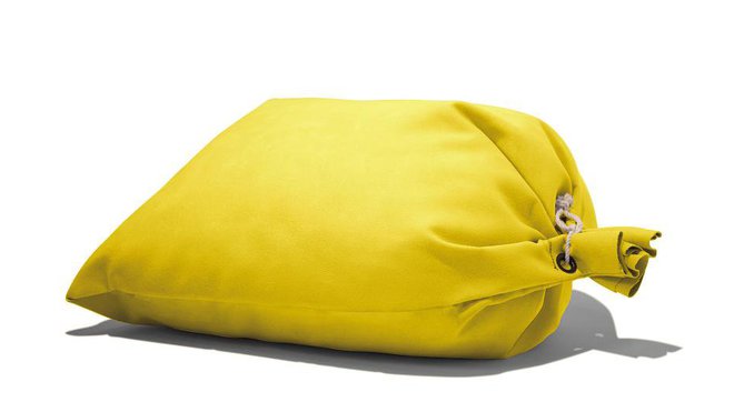 Sac de blé. La forme est détournée de son usage pour en faire un pouf recouvert de tissu (Elitis) à effet nubuck, « Meunier tu dors », 290 €, chez Wa.de.be.