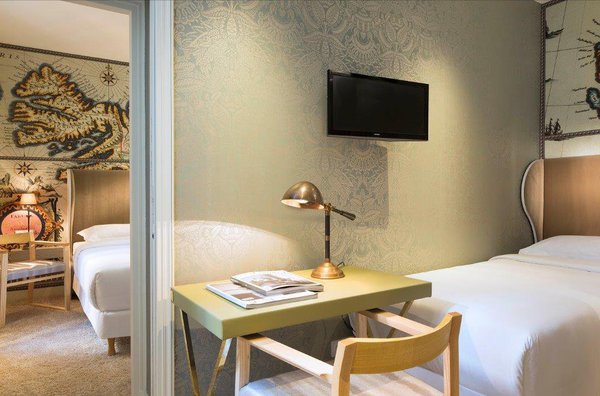 Le bleu gris des motifs du papier peint de la chambre sur le thème de l’Antarctique s’estompe selon l’éclairage.