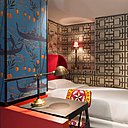 L’Asie centrale rencontre l’Asie de l’Est dans cette chambre où le rouge vif contraste avec les papiers-peints bleus et bruns.