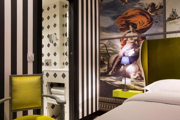 L’élégance classique de l’alliance des rayures noires et blanches se marie à merveille avec la touche de couleur aux frontières du vert et du jaune.