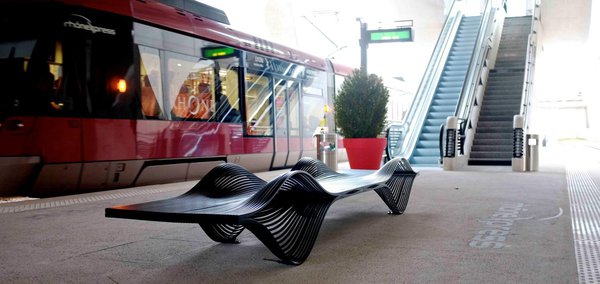 Tel un bolide, les lames de métal du banc Muscle dessiné par  Alexandre Moronnoz travaillent en compression et en tension. Ici, installé à l'aéroport de Lyon Saint-Exupéry.