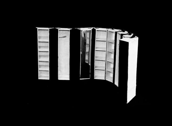 À la fois dressing et paravent, L’Enroulé de Gabrielle Valentin utilise sa structure articulée pour se rouler et se dérouler à volonté.