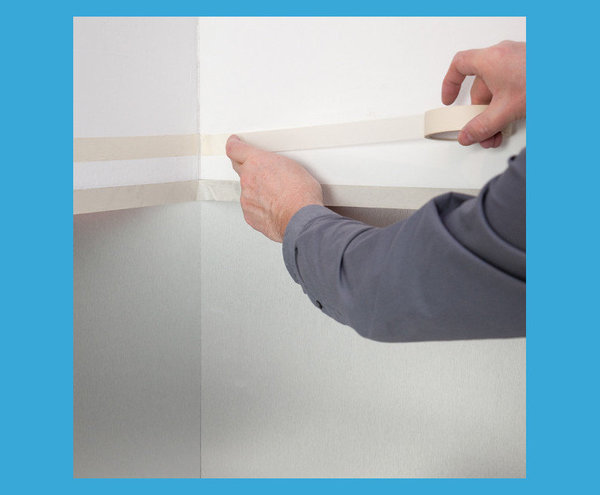 Etape 5 : En finition, vous pouvez ajouter une touche de couleur. Pour ce faire, protégez avec du ruban de masquage le haut des feuilles d’aluminium et le mur quelques centimètres au dessus.