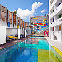 L’espace de la piscine et ses mosaïques de couleurs vives (Bisazza) mettent scène les influences de l’art moderne et de la bande dessinée.