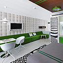 Dans l’un des studios tout en vert, le lit est largement ouvert sur la longue banquette surdimensionnée.