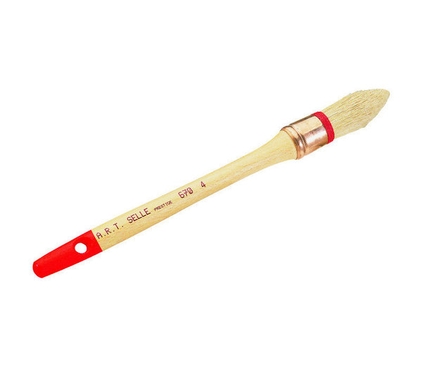 Brosse à rechampir effilé : pour appliquer les peintures solvantées avec précision sur des surfaces nécessitant de la précision telles que les fenêtres et les angles.