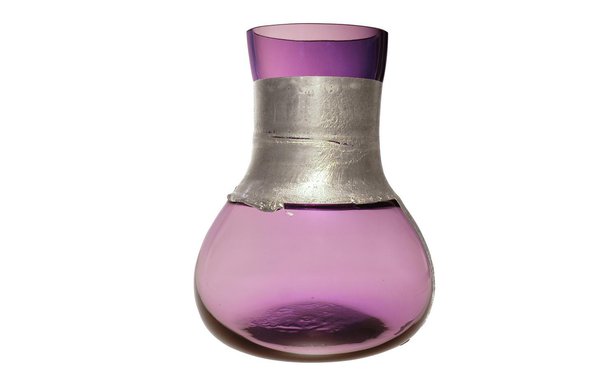 Un vase en verre soufflé et métal. H 26 cm. Colors Collection — Eve, chez Vanessa Mitrani.