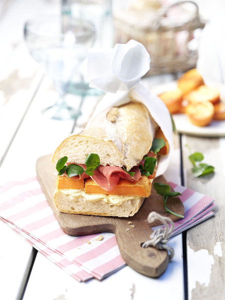 Paner des bâtonnets de patate douce est un moyen sûr de faire manger des légumes aux enfants.