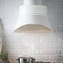 Une forme étonnante pour cette hotte à 3 vitesses. Niveau sonore max de 69 dB. Moteur de 140 W. Hotte Förtrolla. Ikéa.