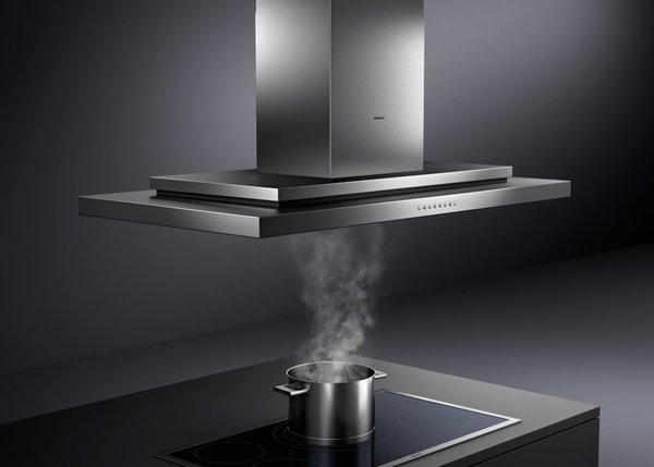 Design classique, mais élégant, pour cette hotte équipée d'une fonction automatique contrôlée par Sensor pour adapter la puissance d'aspiration au volume des vapeurs de cuisson. Evacuation ou recyclage. Début de 892 m3/h en évacuation. Niveau sonore 46 à 68 dB. Hotte Al 230. Gaggenau.