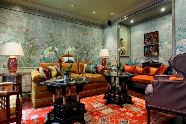 Comme une maison privée ouverte au public, entrez dans un univers raffiné  mariant étoffes soyeuses, tapis persans et objets chinés aux quatre coins du monde. Le papier peint à lui seul vaut le détour, réalisé sur commande et à la main, ce doux ton de vert est la couleur signature de l’hôtel.