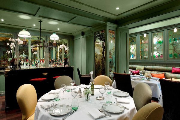 Aux commandes du restaurant du Daniel, le chef Jérôme Bonnet officie, mettant à l’honneur des produits de nos régions pour une assiette maîtrisée et gourmande, composée au gré des saisons au plus près des petits producteurs.