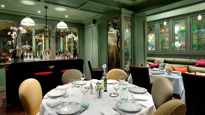 Aux commandes du restaurant du Daniel, le chef Jérôme Bonnet officie, mettant à l’honneur des produits de nos régions pour une assiette maîtrisée et gourmande, composée au gré des saisons au plus près des petits producteurs.