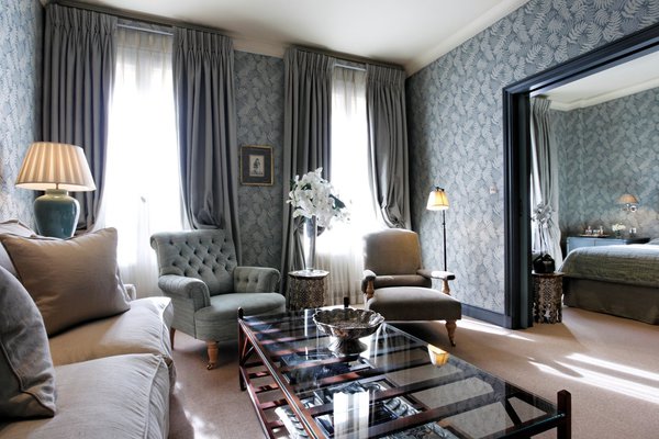 Dans chaque chambre s’installe une atmosphère particulière, dans un style classique français du XVIII°. La plus spacieuse des 7 suites, la Suite Daniel, délicate et lumineuse  se veut être un véritable cocon où l’invitation au voyage y est permanente.