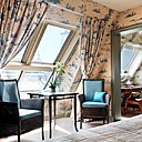 Située au dernier étage, cette chambre deluxe  offre une vue imprenable sur les toits de Paris, le voyageur est à tout moment sollicité pour contempler monuments et perspectives. Quand l’esthétique retrouve l’harmonie, le pari du confort est acquis.