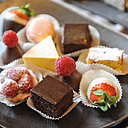 Les gourmands indécis se précipiteront sur l’assiette de petits fours pour ne pas avoir à choisir entre les fruits, le chocolat et autres délicieux gâteaux.