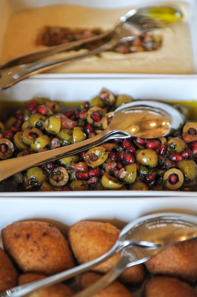 La salade mélangeant l’olive à la grenade est typique de la Méditerranée, puisque c’est là où ces aliments sont principalement consommés.