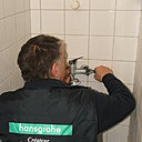 Etape 1 : Après avoir coupé l’eau à l’arrivée d’eau générale, enlever l’ancien mitigeur, en  desserrant les écrous de fixation, à l’aide d’une clé à molette.