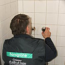 Etape 2 : Enlever manuellement les rosaces, en les desserrant tout simplement de leur support fileté.