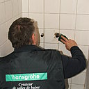 Etape 3 : Nettoyer au tampon vert récurant l’emplacement sous les anciennes  rosaces. Bien insister lors du nettoyage, afin de bien dégraisser la surface carrelée.