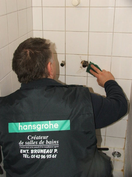 Etape 3 : Nettoyer au tampon vert récurant l’emplacement sous les anciennes  rosaces. Bien insister lors du nettoyage, afin de bien dégraisser la surface carrelée.