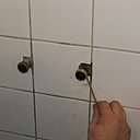 Etape 4 : Sur les sorties d’eau filetées, enrouler au pourtour du filetage de la filasse, assurant l’étanchéité du nouveau mitigeur à venir.