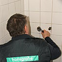 Etape 6 : Visser fermement  les raccords manchons positionnés entre les sorties d’eaux chaude comme froide et le nouveau mitigeur, à l’aide d’une clé à molette.