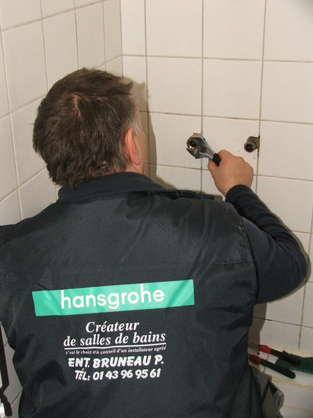 Etape 6 : Visser fermement  les raccords manchons positionnés entre les sorties d’eaux chaude comme froide et le nouveau mitigeur, à l’aide d’une clé à molette.