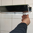 Etape 7 : Positionner le nouveau mitigeur en l’enquillant sur les sorties d’eaux et visser le par en dessous sur les emplacements de serrage prévus à cet effet à l’aide d’une clé Allen (à 6 pans).