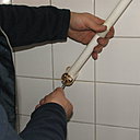 Etape 8 : Enlever l’ancienne barre de douche, en la dévissant.