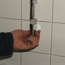 Etape 9 : Fixer la nouvelle barre de douche recoupable en lieu et place des fixations existantes, en la vissant et terminer en plaçant les capots cache-vis.