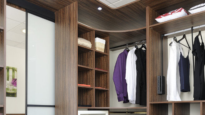 Bien qu’il ne fasse pas perdre de place de rangement, mieux vaut être grand pour atteindre les hauteurs de ce dressing qui s’élève jusqu’au plafond.