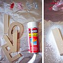 Des lettres en carton, de la colle en bombe et des paillettes...