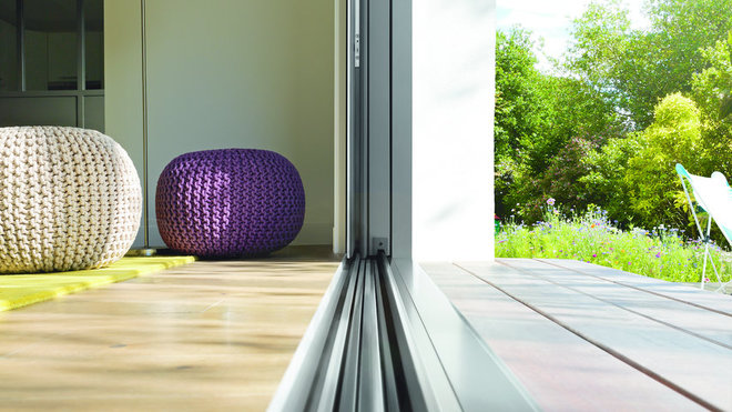 Les fenêtres en aluminium K-Line laissent entrer la lumière du soleil mais pas le froid de l’hiver.