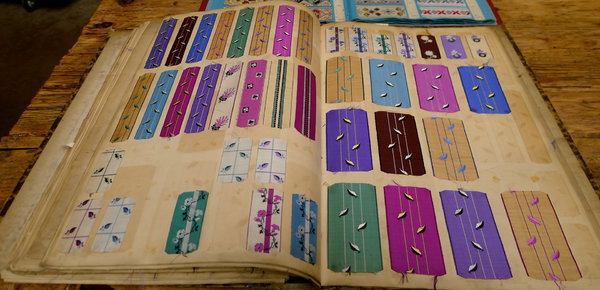 Variations colorées autour d'une fine rayure.