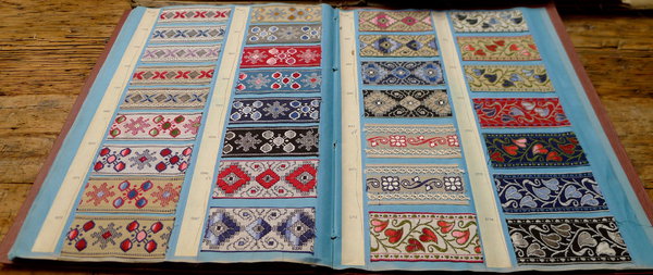 Rubans tissés sur métier jacquard.