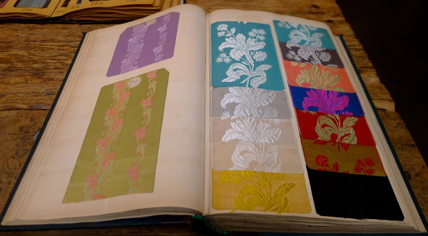 Rubans damassés de toute beauté.