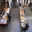 Les collections sont présentées au rez de chaussée du magasin Merci sur des grandes tables de coupe.