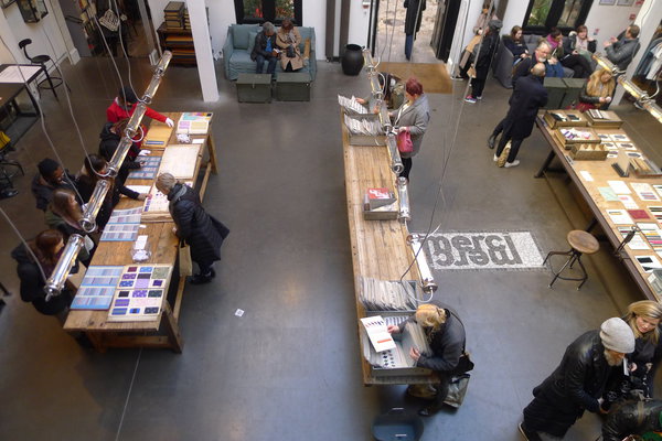 Les collections sont présentées au rez de chaussée du magasin Merci sur des grandes tables de coupe.