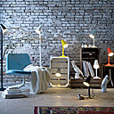 A la fois sobre dans leur forme et rétro dans leurs couleurs, les lampes Piculet surprennent par leur mélange des genres.