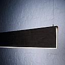 La suspension Piega Luce est composée d'une pièce de bois unique dont la teinte est blanche, noisette, ou noire.