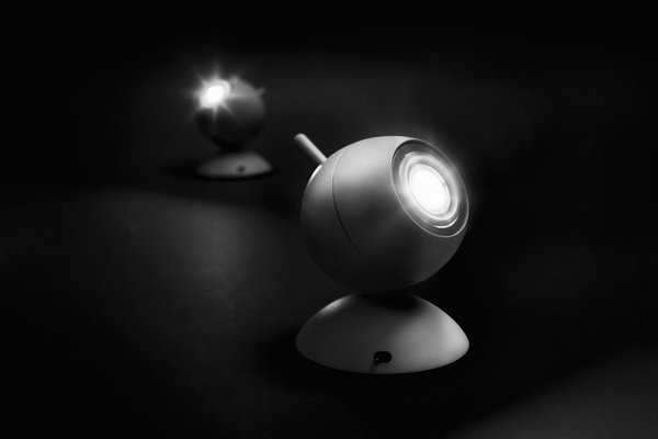 Le luminaire Rétroplanet est disponible en 4 coloris : blanc, alu, brun foncé, et orange pastel.