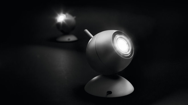 Le luminaire Rétroplanet est disponible en 4 coloris : blanc, alu, brun foncé, et orange pastel.