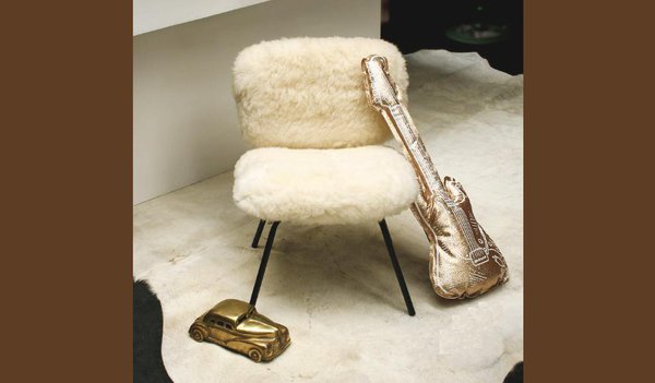 Un petit fauteuil aussi doux qu’un doudou. 100 % mouton naturel, pieds en métal teinté noir. Hauteur de l’assise 36,5 cm. Fauteuil mouton, chez Serendipity.