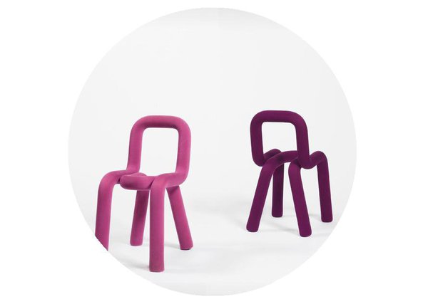 Rose ou violet, une chaise composée de 2 parties tubulaires imbriquées l’une dans l’autre. Structure en acier recouverte de mousse polyuréthane. Housse amovible. Hauteur de l’assise 46 cm. Chaise Bold, chez Serendipity.