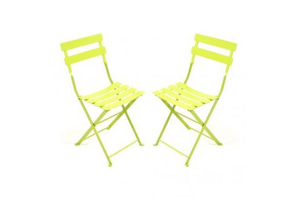 Comme les grands, des répliques des chaises de bistrots parisiens. En acier. Hauteur de l’assise 34 cm. Existe aussi en orange. Vendues par lot de deux. Chaises Tom Pouce vert anis. Fermob chez Smallable.