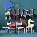 Spécialiste de l’univers de l’enfant, Vert Baudet propose une jolie collection de petites chaises adaptées à nos chères têtes blondes.