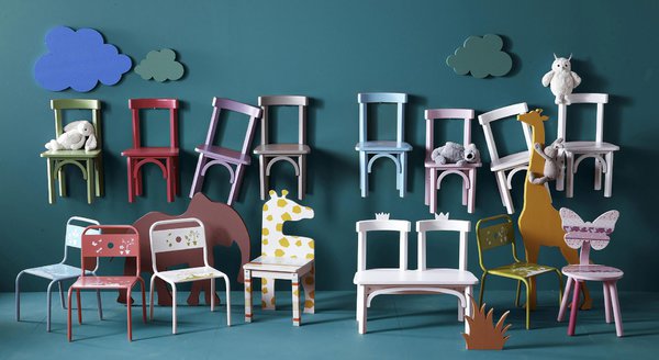 Spécialiste de l’univers de l’enfant, Vert Baudet propose une jolie collection de petites chaises adaptées à nos chères têtes blondes.