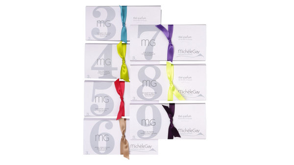 La gamme de 7 thés-parfum imaginés par Michèle Gay se distingue par son caractère d’exception et l’audace de ses mélanges de parfums.