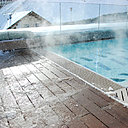 Qu’il pleuve, qu’il neige ou qu’il vente, les terrasses composites en cosse de riz résistent aux pires traitements. Le bois aurait craqué depuis longtemps.